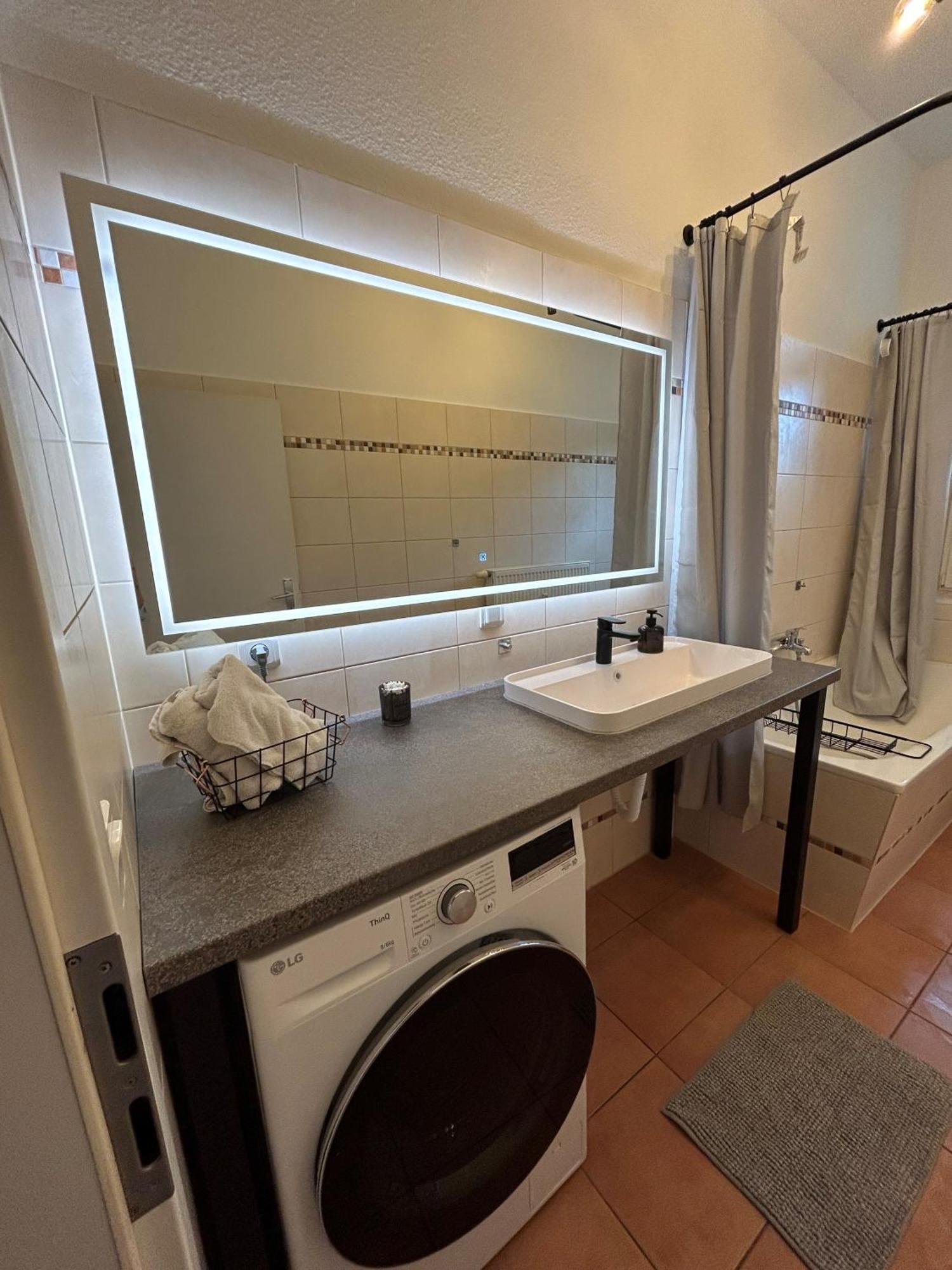 Mintara Komfort Apartment Mit Grill -Terrasse, Sky Und Parkplatz Magdeburg Bagian luar foto